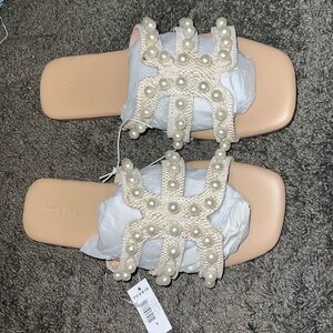 NWT Torrid pearl sandal in beige